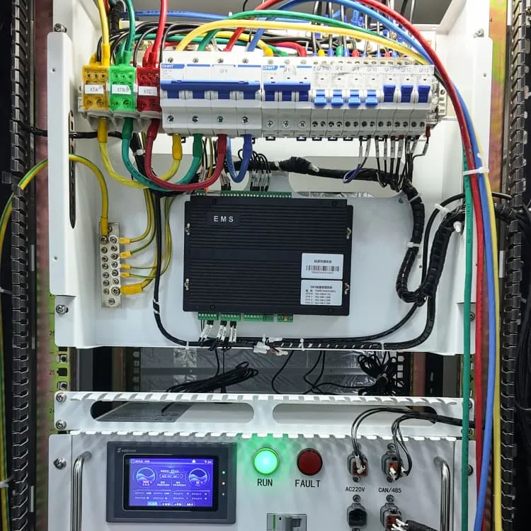 What kind of battery is used in the energy storage compartment 